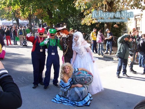 Mario e Luigi con il cappellaio Matto, la regina Bianca e Alice