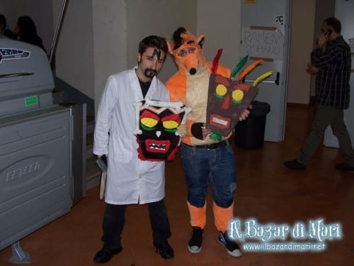 il dottor Neo Cortex e Crash Bandicoot , con le maschere Aku Aku